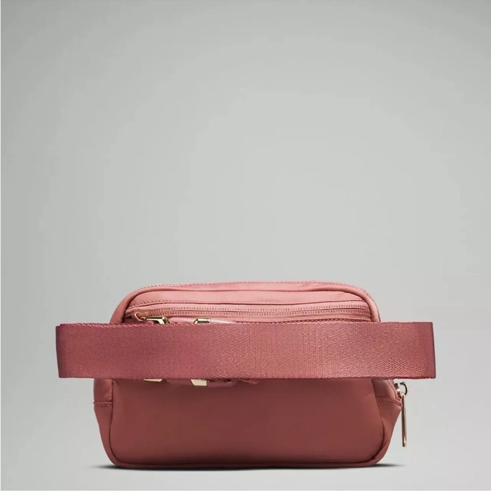 NWT Lululemon Everywhere Belt Bag
Spiced Chai Metal Hardware Spiced Chai/Gold - Picture 3 of 8